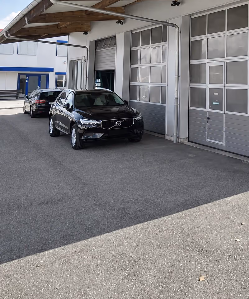 Autos vor den offenen Toren der Carrosserie Hügli